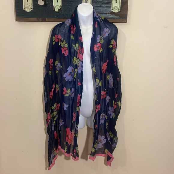 2/$30 Lands’ End Floral Loose Weave Crinkle Scarf - Picture 5 of 16